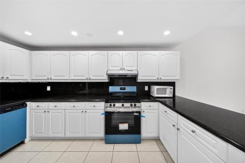 Villa ou maison à vendre à Hialeah, Floride: 4 chambres, 179.49 m2 № 2025000 - photo 20