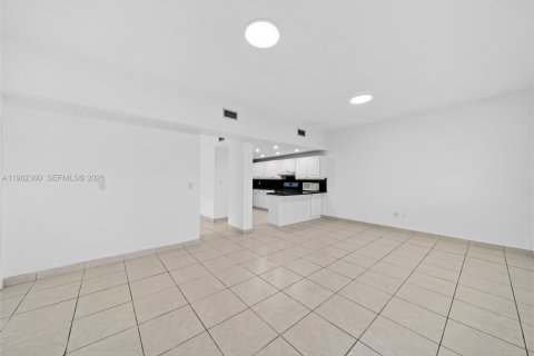 Villa ou maison à vendre à Hialeah, Floride: 4 chambres, 179.49 m2 № 2025000 - photo 16