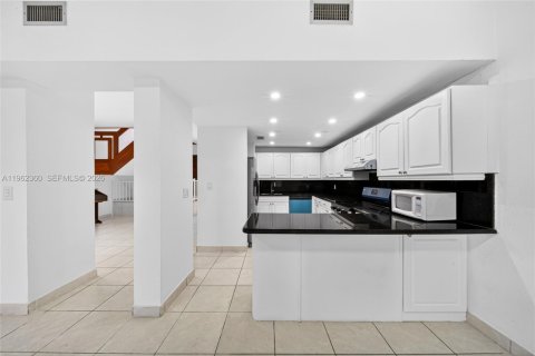 Villa ou maison à vendre à Hialeah, Floride: 4 chambres, 179.49 m2 № 2025000 - photo 19