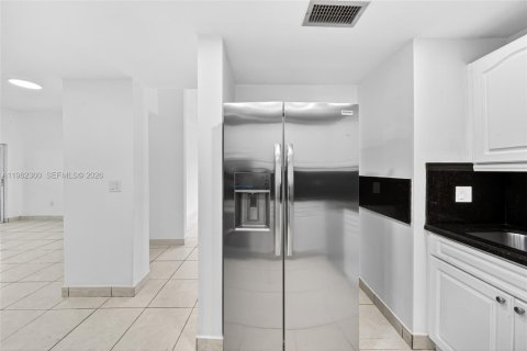 Villa ou maison à vendre à Hialeah, Floride: 4 chambres, 179.49 m2 № 2025000 - photo 23