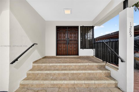 Villa ou maison à vendre à Hialeah, Floride: 4 chambres, 179.49 m2 № 2025000 - photo 4