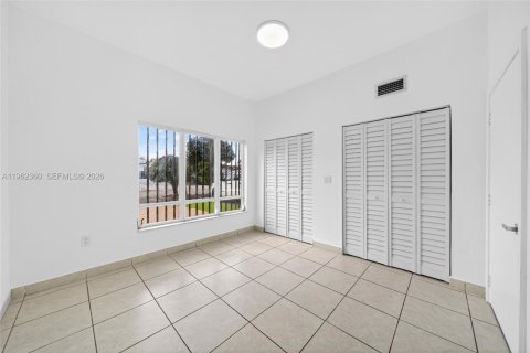 Villa ou maison à vendre à Hialeah, Floride: 4 chambres, 179.49 m2 № 2025000 - photo 12