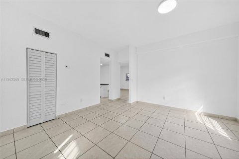 Villa ou maison à vendre à Hialeah, Floride: 4 chambres, 179.49 m2 № 2025000 - photo 11