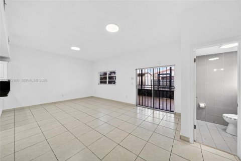 Villa ou maison à vendre à Hialeah, Floride: 4 chambres, 179.49 m2 № 2025000 - photo 17