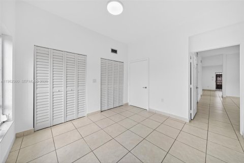 Villa ou maison à vendre à Hialeah, Floride: 4 chambres, 179.49 m2 № 2025000 - photo 13