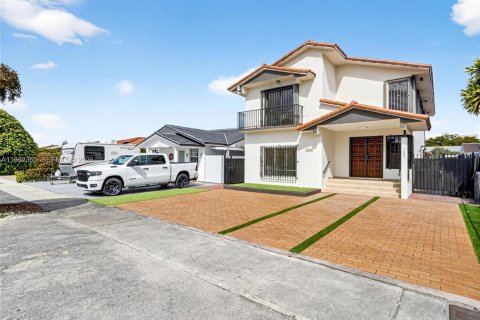 Villa ou maison à vendre à Hialeah, Floride: 4 chambres, 179.49 m2 № 2025000 - photo 3