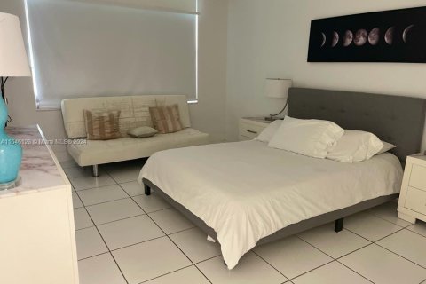 Condo in Miami Beach, Florida, 2 bedrooms № 1957382 - photo 13
