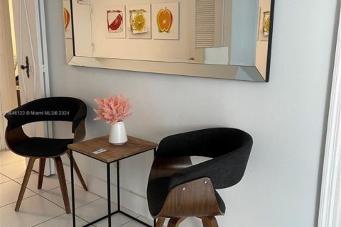 Condo in Miami Beach, Florida, 2 bedrooms № 1957382 - photo 10