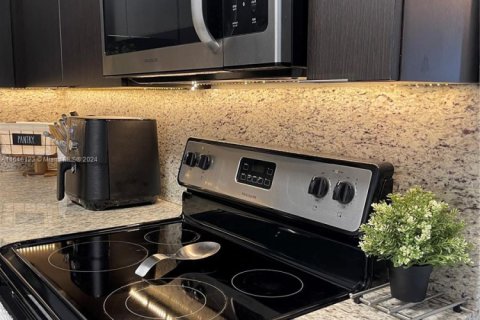 Condo in Miami Beach, Florida, 2 bedrooms № 1957382 - photo 6