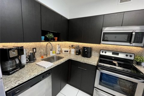 Condo in Miami Beach, Florida, 2 bedrooms № 1957382 - photo 4
