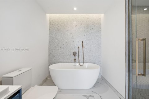 Condo in Miami, Florida, 3 bedrooms  № 2031680 - photo 15