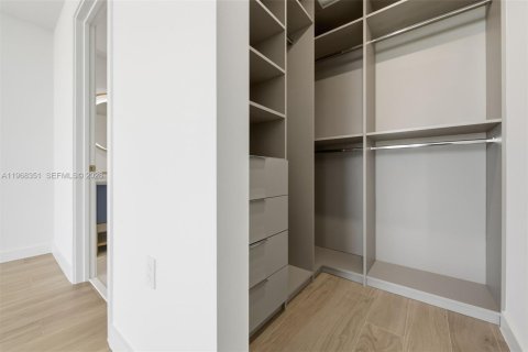 Condo in Miami, Florida, 3 bedrooms  № 2031680 - photo 17