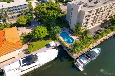 Condo in Fort Lauderdale, Florida, 2 bedrooms № 1941150 - photo 2