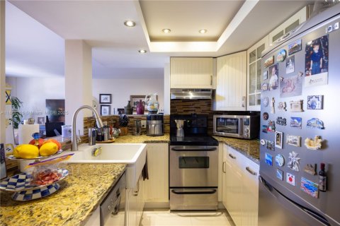 Condo in Fort Lauderdale, Florida, 2 bedrooms № 1941150 - photo 13