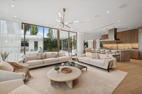 House in Miami Beach, Florida 6 bedrooms, 637.96 sq.m. № 1731347 - photo 12