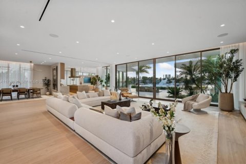 House in Miami Beach, Florida 6 bedrooms, 637.96 sq.m. № 1731347 - photo 10