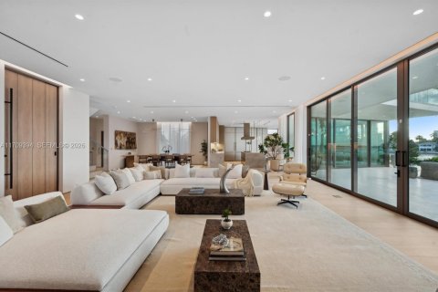 House in Miami Beach, Florida 6 bedrooms, 637.96 sq.m. № 1731347 - photo 8