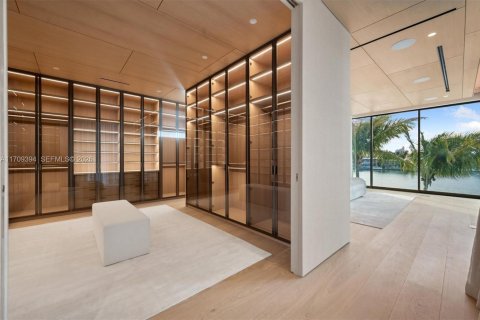 House in Miami Beach, Florida 6 bedrooms, 637.96 sq.m. № 1731347 - photo 27