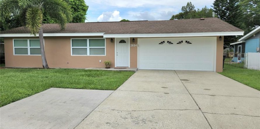 House in Clearwater, Florida 2 bedrooms, 141.86 sq.m. № 2216054
