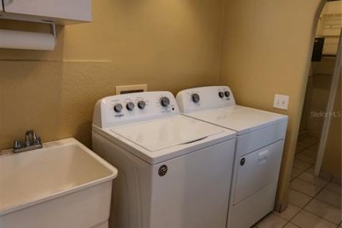 House in Clearwater, Florida 2 bedrooms, 141.86 sq.m. № 2216054 - photo 8