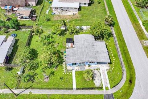 House in Port Charlotte, Florida 3 bedrooms, 101.36 sq.m. № 1842091 - photo 2