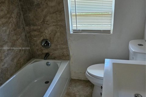 Casa en alquiler en Miami, Florida, 4 dormitorios, 184.97 m2 № 1977861 - foto 3