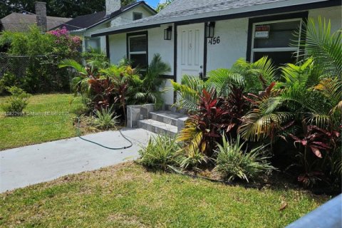 Casa en alquiler en Miami, Florida, 4 dormitorios, 184.97 m2 № 1977861 - foto 1