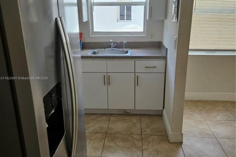 Casa en alquiler en Miami, Florida, 4 dormitorios, 184.97 m2 № 1977861 - foto 2