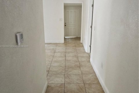 Casa en alquiler en Miami, Florida, 4 dormitorios, 184.97 m2 № 1977861 - foto 4