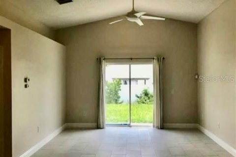 House in Davenport, Florida 3 bedrooms, 116.96 sq.m. № 2220298 - photo 2
