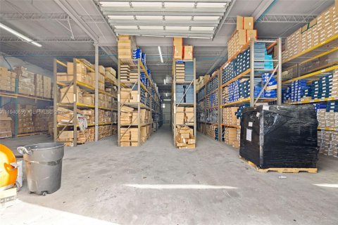 Propiedad comercial en venta en Miami Gardens, Florida № 1998832 - foto 16