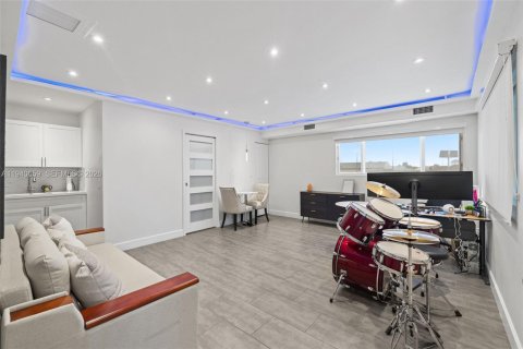 Propiedad comercial en venta en Miami Gardens, Florida № 1998832 - foto 26