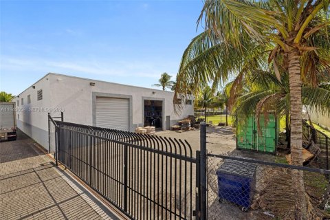 Commercial property in Miami Gardens, Florida № 1998832 - photo 4