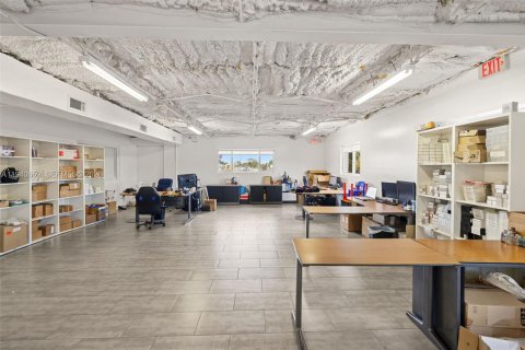 Propiedad comercial en venta en Miami Gardens, Florida № 1998832 - foto 11