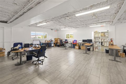 Propiedad comercial en venta en Miami Gardens, Florida № 1998832 - foto 12