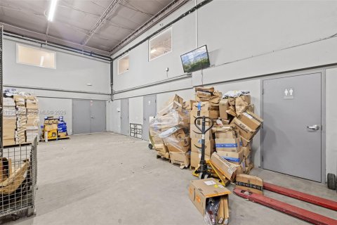 Propiedad comercial en venta en Miami Gardens, Florida № 1998832 - foto 18