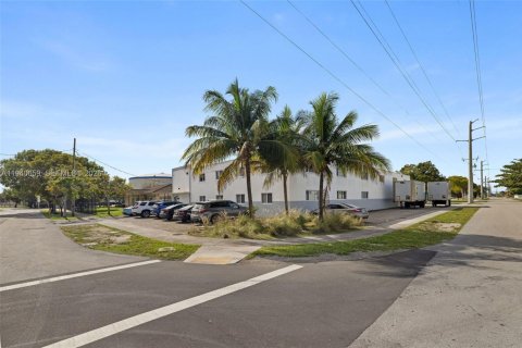 Propiedad comercial en venta en Miami Gardens, Florida № 1998832 - foto 29