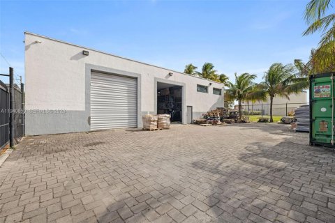 Commercial property in Miami Gardens, Florida № 1998832 - photo 5