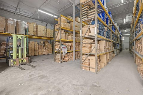 Propiedad comercial en venta en Miami Gardens, Florida № 1998832 - foto 15