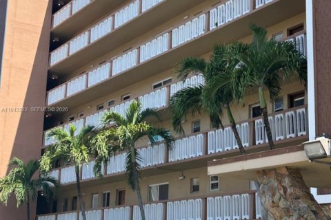 Copropriété à louer à Hallandale Beach, Floride: 1 chambre, 67.82 m2 № 1999922 - photo 16