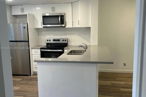 Copropriété à louer à Hallandale Beach, Floride: 1 chambre, 67.82 m2 № 1999922 - photo 4