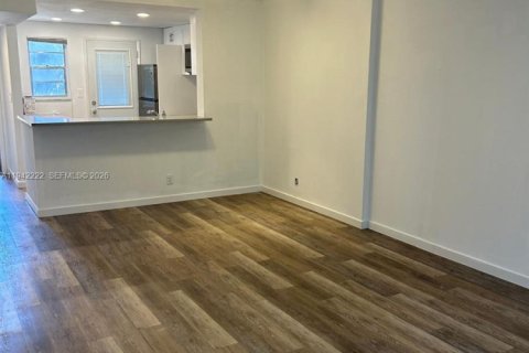 Copropriété à louer à Hallandale Beach, Floride: 1 chambre, 67.82 m2 № 1999922 - photo 2