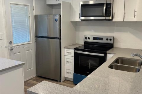 Copropriété à louer à Hallandale Beach, Floride: 1 chambre, 67.82 m2 № 1999922 - photo 3