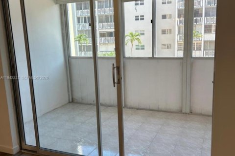 Copropriété à louer à Hallandale Beach, Floride: 1 chambre, 67.82 m2 № 1999922 - photo 14