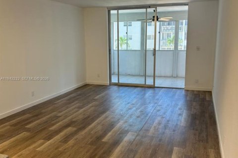 Copropriété à louer à Hallandale Beach, Floride: 1 chambre, 67.82 m2 № 1999922 - photo 8