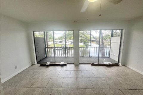 Condo in Tampa, Florida, 2 bedrooms  № 2218315 - photo 9