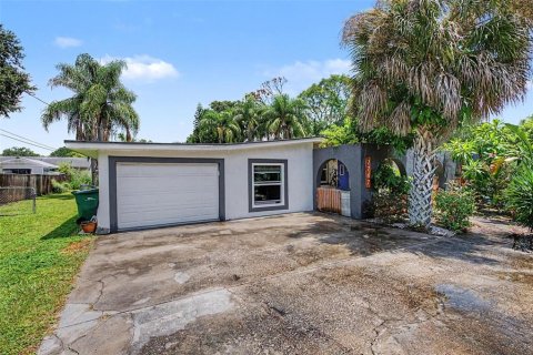 House in Clearwater, Florida 3 bedrooms, 163.6 sq.m. № 2318651