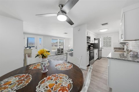 House in Port Charlotte, Florida 2 bedrooms, 86.49 sq.m. № 2099164 - photo 5