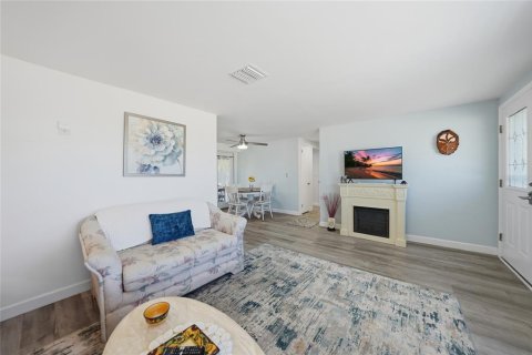 House in Port Charlotte, Florida 2 bedrooms, 86.49 sq.m. № 2099164 - photo 3