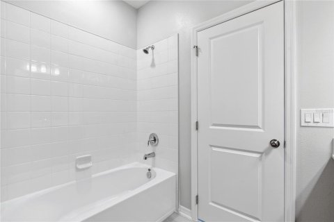 Townhouse in Winter Garden, Florida 3 bedrooms, 156.82 sq.m. № 2238698 - photo 18